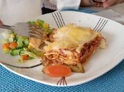 Una foto de lasaña de carne molida y bechamel