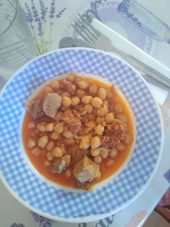 Una foto de Garbanzos con carne y chorizo
