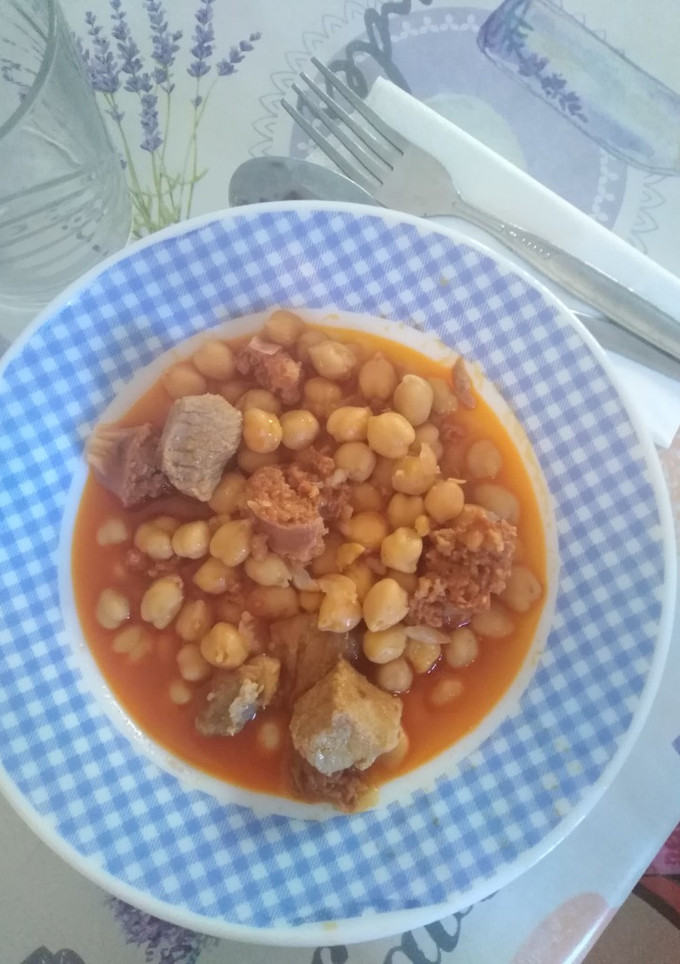 Una foto de Garbanzos con carne y chorizo