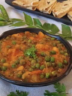 વટાણા બટેકા નું શાક (Vatana Bataka Shak Recipe In Gujarati) રેસીપી મુખ્ય ફોટો