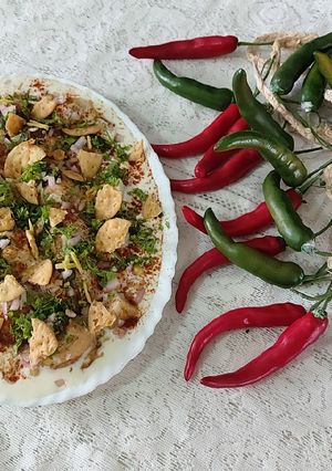 A picture of Dahi bara mix chat papry / tasty chatpaty chat.