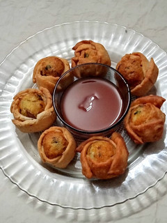 रोज़ रोल आप समोसा (Rose roll up samosa recipe in Hindi) रेसिपी मुख्य फोटो