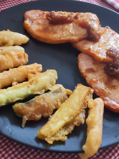Una foto de Tempura de verduras y lomo de cerdo en salsa de soja y miel