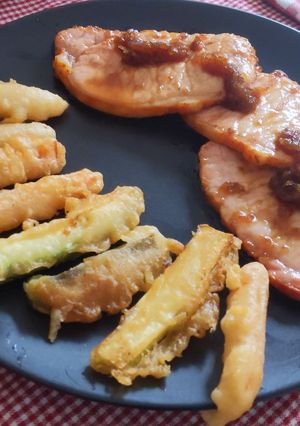 Una foto de Tempura de verduras y lomo de cerdo en salsa de soja y miel