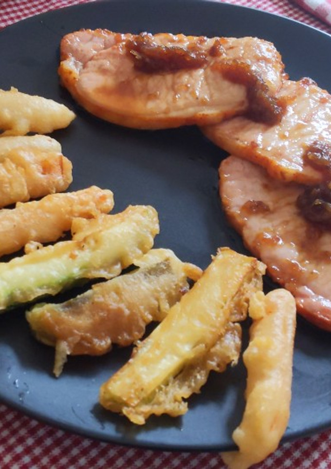 Una foto de Tempura de verduras y lomo de cerdo en salsa de soja y miel