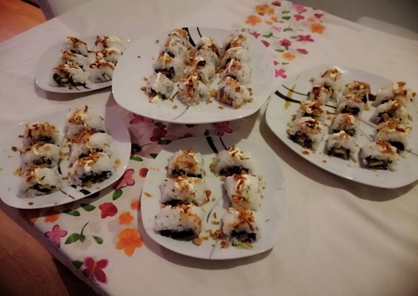 Uramaki de "pollo rebozado, lechuga y mayonesa"