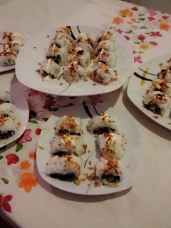 Una foto de Uramaki de "pollo rebozado, lechuga y mayonesa"