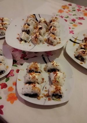 Una foto de Uramaki de "pollo rebozado, lechuga y mayonesa"