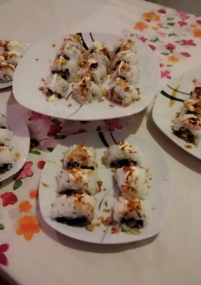 Una foto de Uramaki de "pollo rebozado, lechuga y mayonesa"