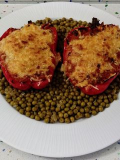 Una foto de Pimientos rellenos de pisto y salteado de guisantes