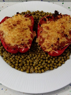 Una foto de Pimientos rellenos de pisto y salteado de guisantes