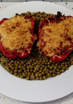 Foto principal de Pimientos rellenos de pisto y salteado de guisantes