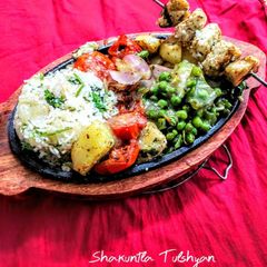 A picture of Paneer shashlik sizzler.