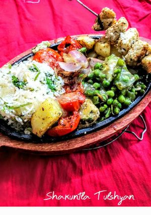 A picture of Paneer shashlik sizzler.