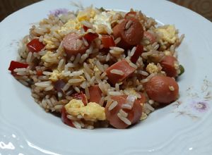 Una foto de Arroz Chaufa con salchichas