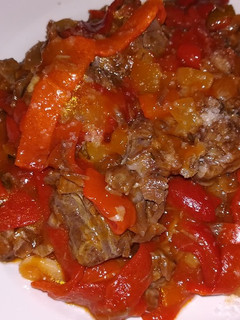 Una foto de Carne de zancarrón con pimientos del piquillo