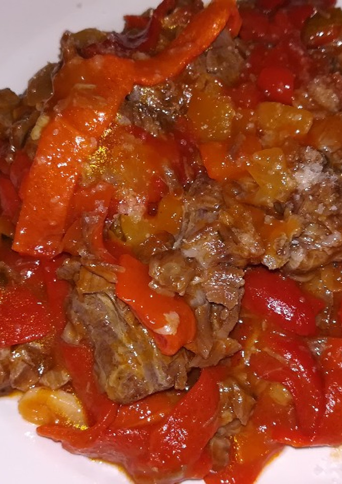 Una foto de Carne de zancarrón con pimientos del piquillo