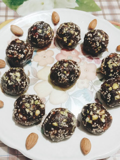 ખજૂર અને ડ્રાયફ્રૂટ ના એનર્જી બોલ્સ (Khajoor Dryfruit Energy Balls Recipe In Gujarati) રેસીપી મુખ્ય ફોટો