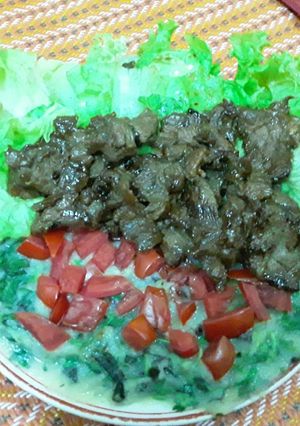 Hình của món Diềm thăn bò áp chảo sốt ổi.