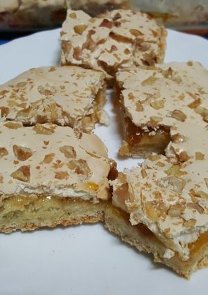 Una foto de Masitas con mermelada, nueces y merengue