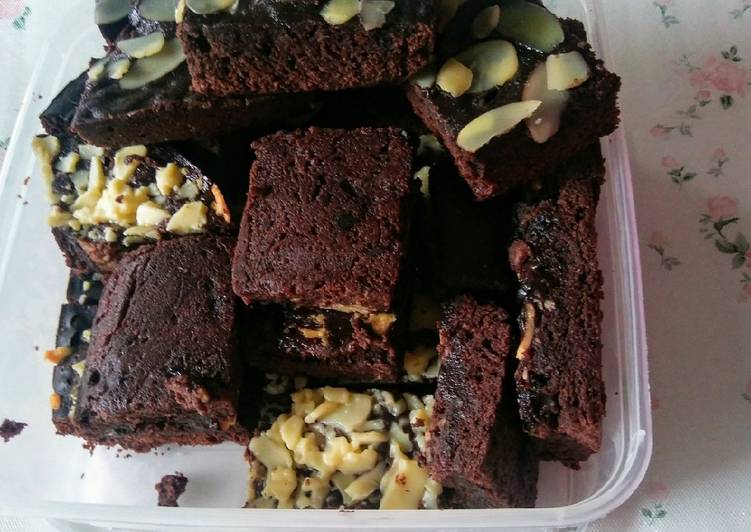 Brownies topping kitkat-keju-almond with HC