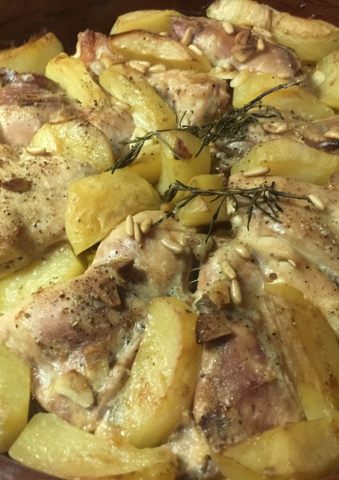 Una foto de Muslos de pollo rellenos de Torta del Casar al horno