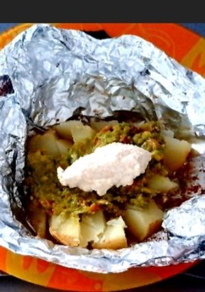 Una foto de Patatas asadas con crema de anacardos y guacamole
