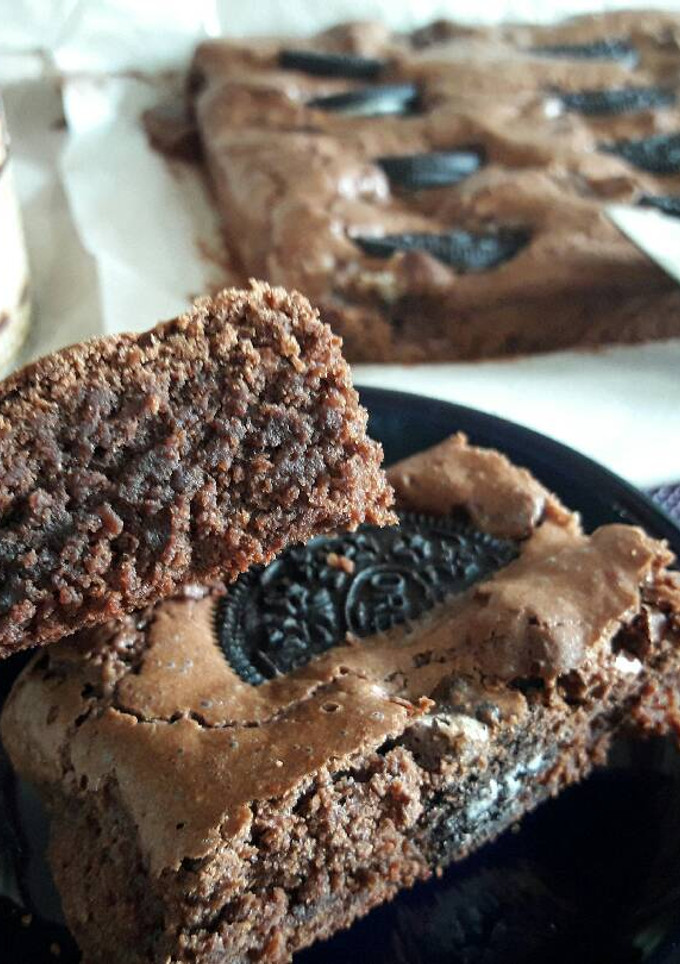 Una foto de Brownie de galletas Oreo