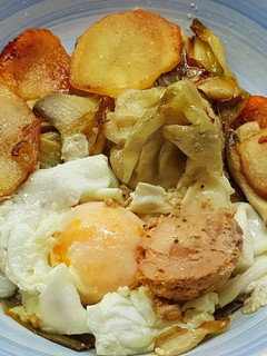 Una foto de Alcachofas con patata y huevos escalfados con foie gras de pato