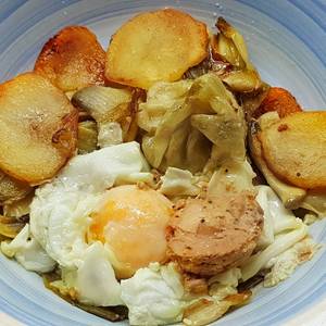 Alcachofas con patata y huevos escalfados con foie gras de pato