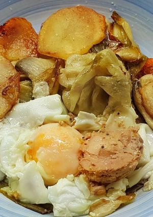 Foto principal de Alcachofas con patata y huevos escalfados con foie gras de pato