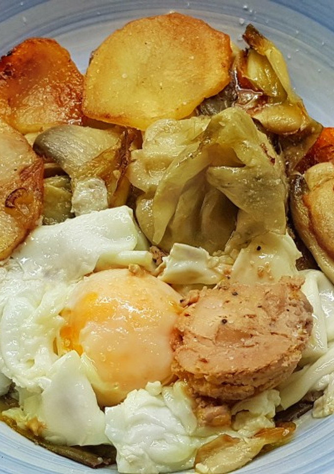Una foto de Alcachofas con patata y huevos escalfados con foie gras de pato