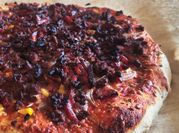 Una foto de pizza carne picada salsa barbacoa
