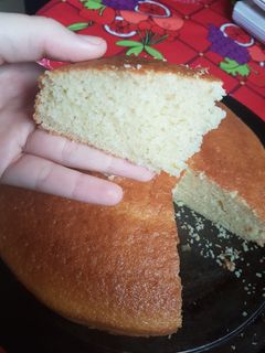 Una foto de Bizcochuelo casero 🤤😋 súper húmedo, esponjoso y fácil