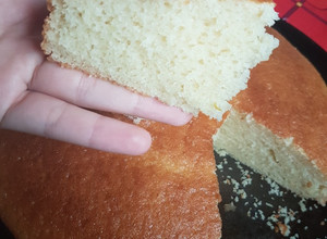 Una foto de Bizcochuelo casero 🤤😋 súper húmedo, esponjoso y fácil