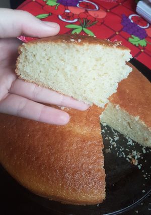 Una foto de Bizcochuelo casero 🤤😋 súper húmedo, esponjoso y fácil