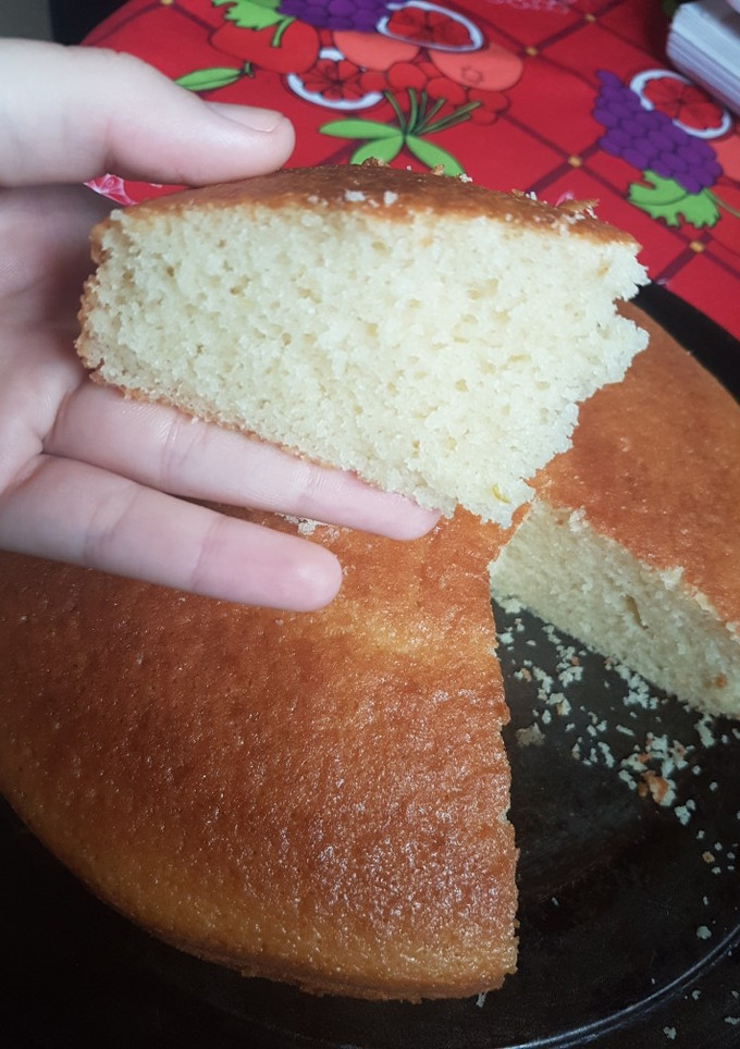 Una foto de Bizcochuelo casero 🤤😋 súper húmedo, esponjoso y fácil