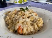 Una foto de risotto de camarones