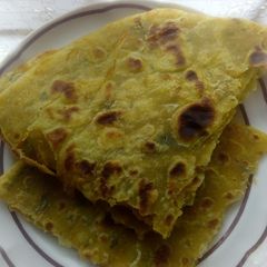 A picture of Turmeric chapatis.