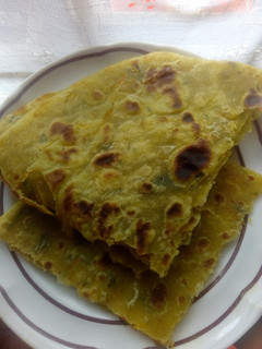 A picture of Turmeric chapatis.