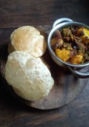 A picture of Puri dum aaloo(luchi aaloor Dom).