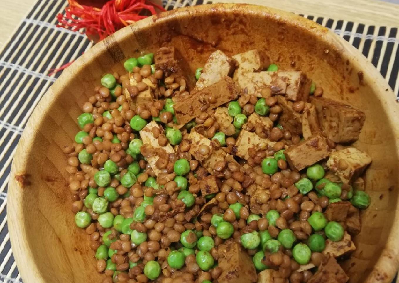 Salteado de lentejas con tofu y guisantes