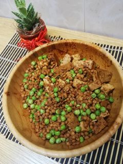 Una foto de Salteado de lentejas con tofu y guisantes