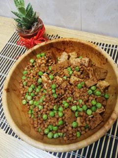 Una foto de Salteado de lentejas con tofu y guisantes