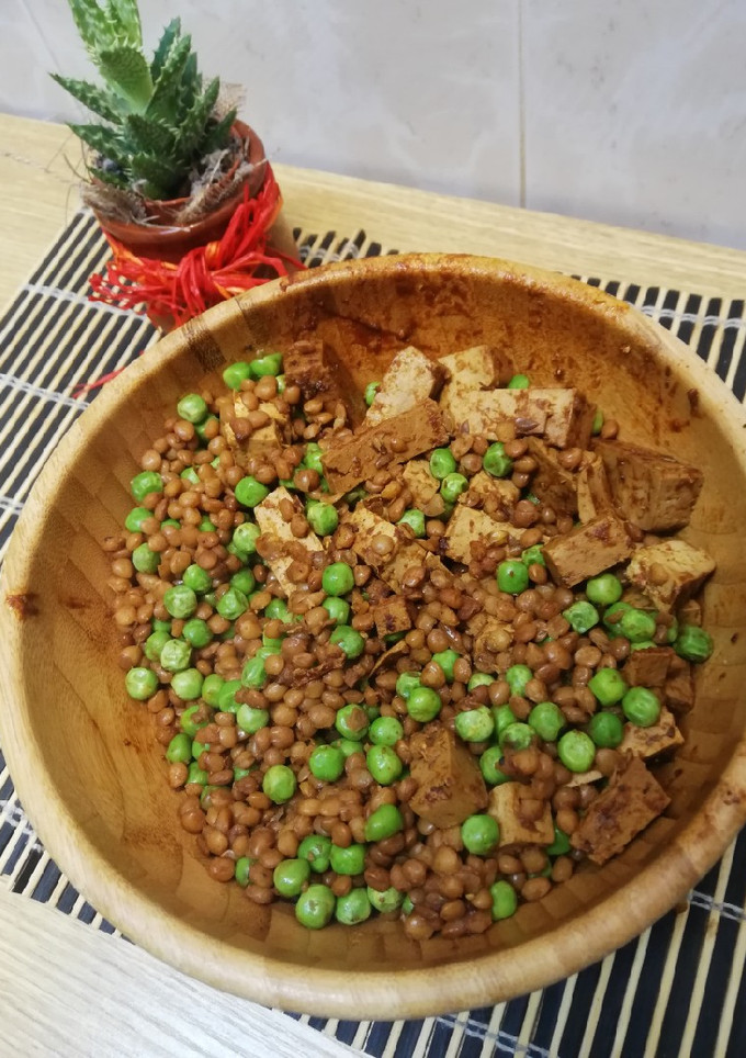 Una foto de Salteado de lentejas con tofu y guisantes