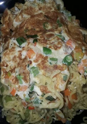 A picture of Noodles and fried egg.