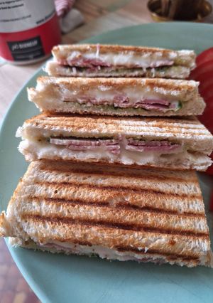 Une photo de Croque jambon pesto mozza
