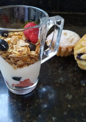 Una foto de Yogur con granola y frutas 🍓