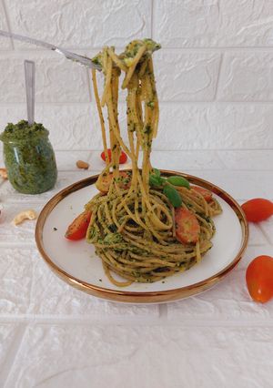Zdjęcie przepisu Spaghetti z zielonym pesto.