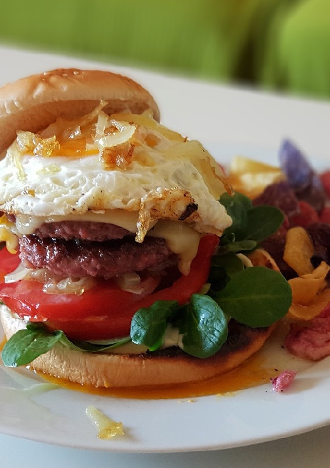 Una foto de Hamburguesa de ternera y langostinos